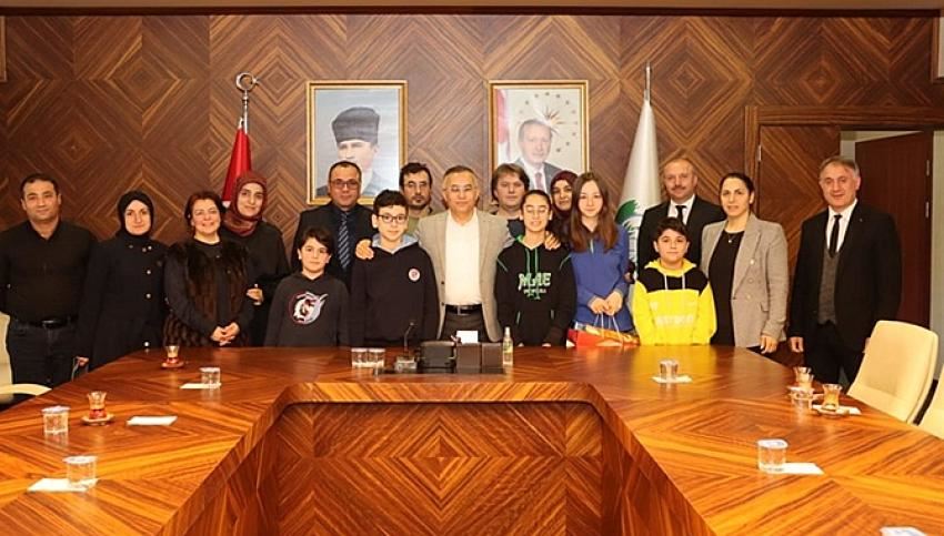 TÜBİTAK Yarışmasında Dereceye Giren Öğrenciler Vali Çeber’i Ziyaret Etti