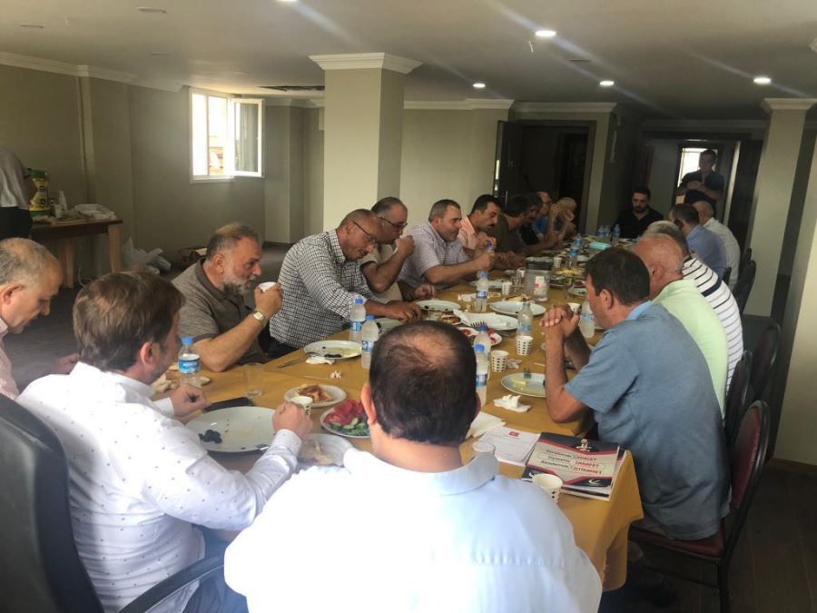 YENİDEN REFAH RİZE DEREPAZARI İLÇESİNDE DÜZENLENEN KAHVALTIDA MUHTARLAR İLE BİRARAYA GELDİ