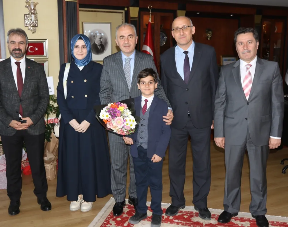 BU YIL 23 NİSAN TEMSİLİ RİZE BELEDİYE BAŞKANI ÖĞRENCİ R. ASAF İSLAMOĞLU OLDU