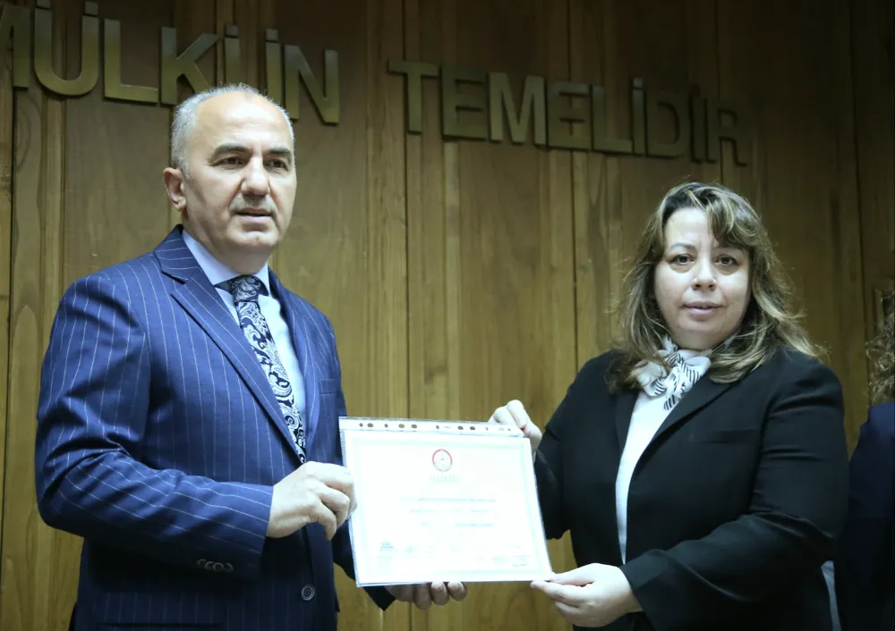 İKİNCİ DEFA  RİZE BELEDİYE BAŞKANI SEÇİLEN METİN MAZBATASINI ALDI