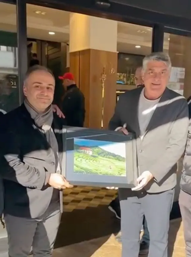 BEŞİKTAŞ BAŞKANI’NA HAYIRLI OLSUN HEDİYESİ