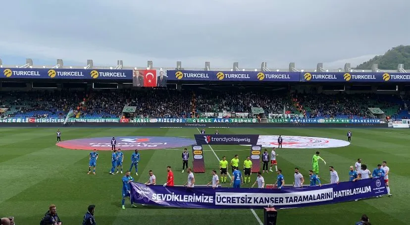 Futbolculardan “Ücretsiz Kanser Taramalarına” pankartlı destek!
